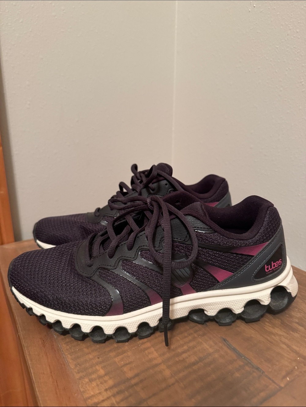 NEW Women’s K-Swiss Tubes Sneakers in Plum/ Black Sz 10